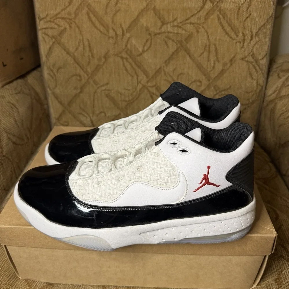 Jordan Max Aura 2 White Black Gym Red CK6363-102 Men's Size 11 Basketball Shoes
